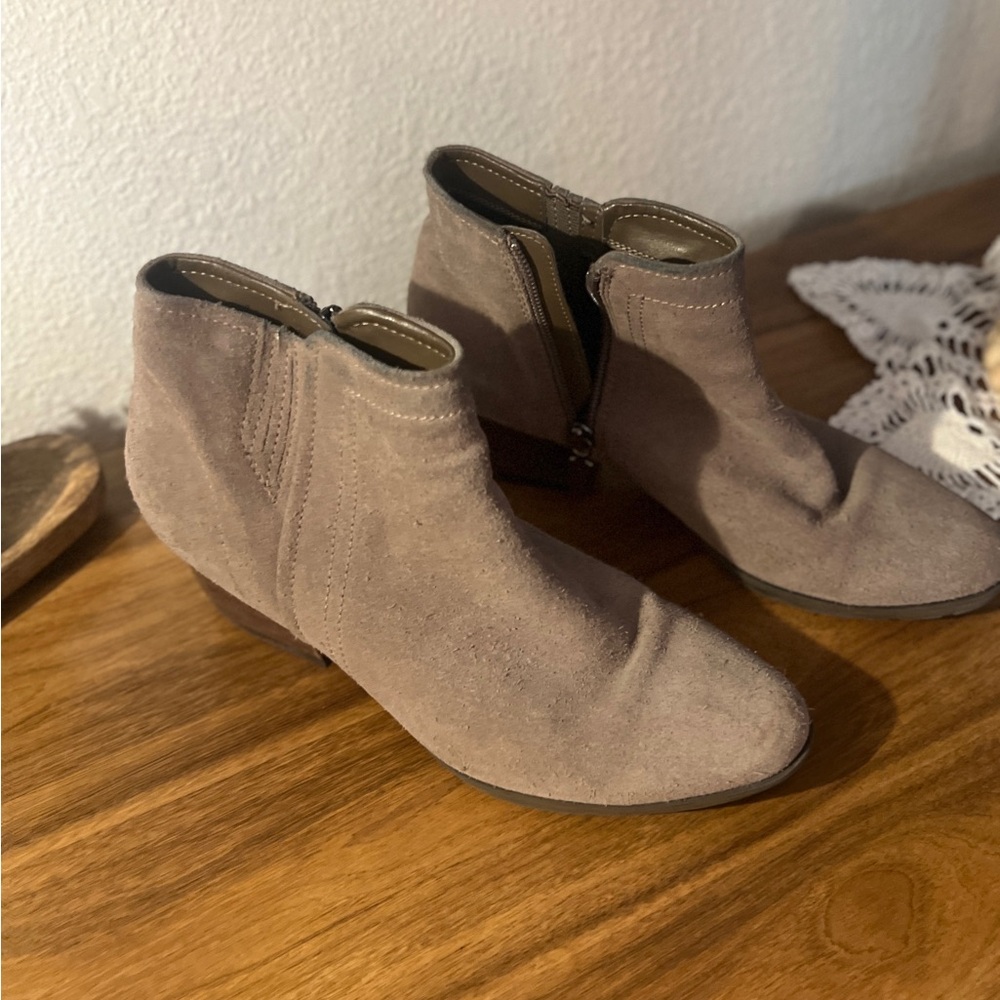 Blondo
Taupe
Size 8.5
Water Resistant
Suede
Ankle Boots
1.5” Heel